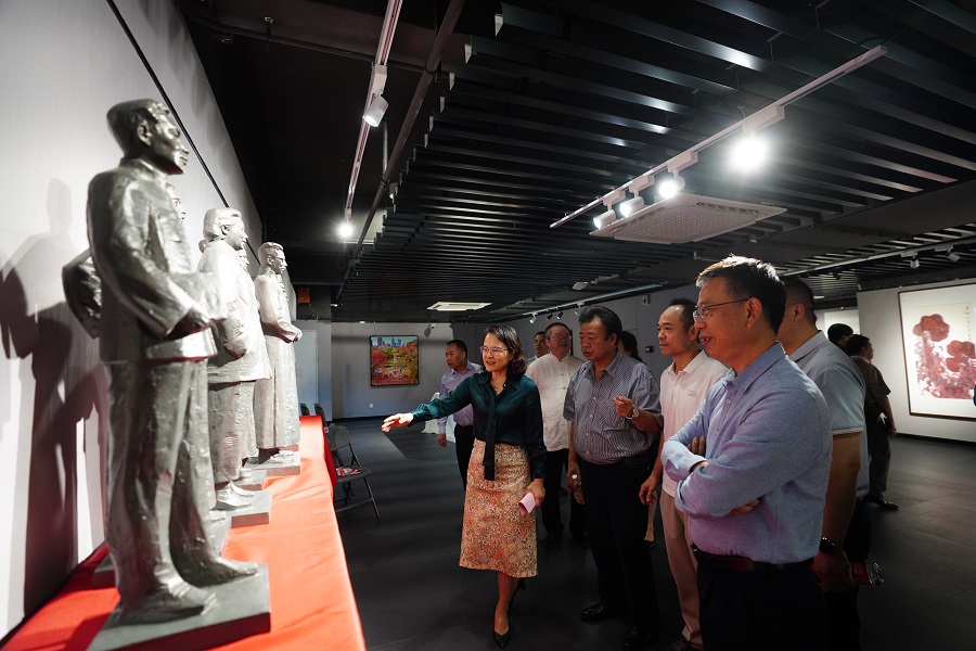 观展(主委和嘉宾).jpg
