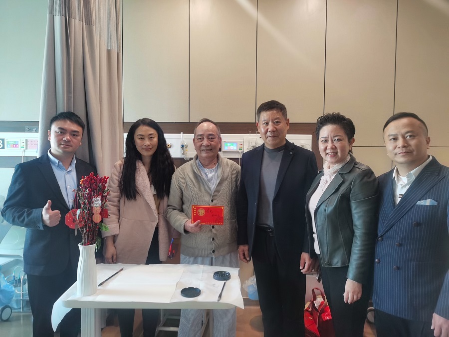 1陈迪云慰问曾光.jpg