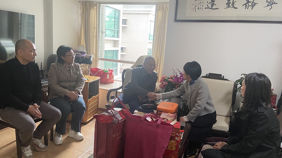 2邓静红副主委慰问李开治.jpg