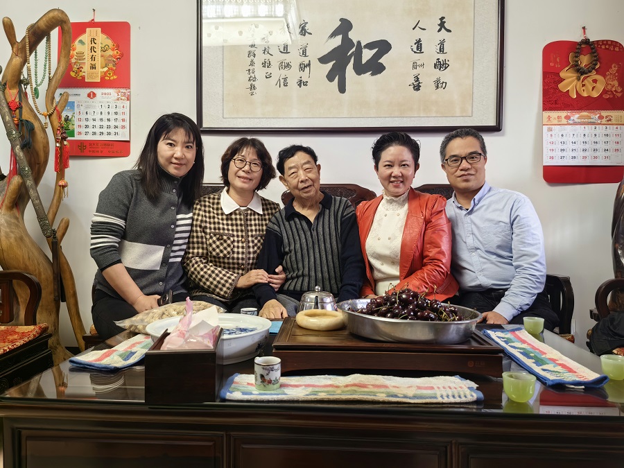 5慰问李陆荣.jpg