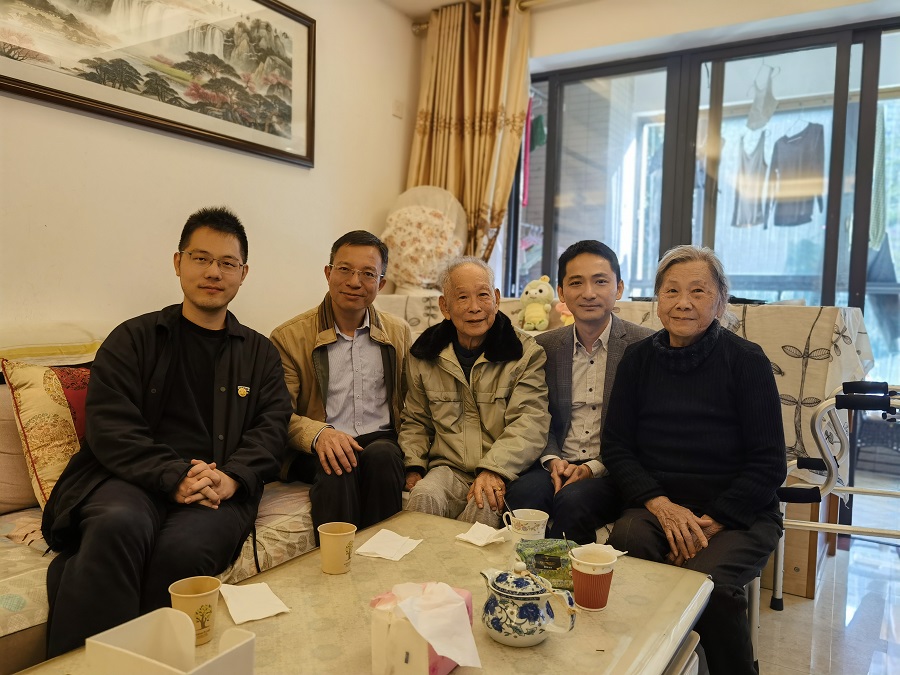 7慰问彭振华.jpg